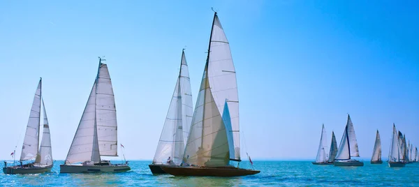 Segelboote Offenen Schönen Klaren Blauen Wasser — Stockfoto