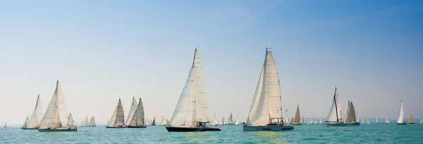 Segelboote Offenen Schönen Klaren Blauen Wasser — Stockfoto