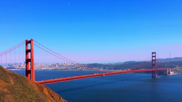 米国カリフォルニア州サンフランシスコのマリンヘッドランズから見たゴールデンゲートブリッジ — ストック動画