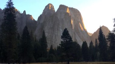 Yosemite Ulusal Parkı 'ndaki orman ve dağların manzarası. Sierra Nevada, Kaliforniya