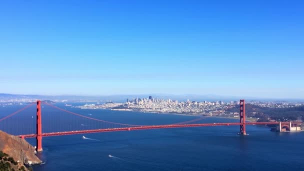 米国カリフォルニア州サンフランシスコのマリンヘッドランズから見たゴールデンゲートブリッジ — ストック動画