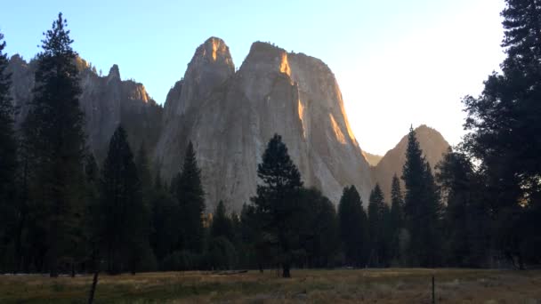 Yosemite Ulusal Parkı Ndaki Orman Dağların Manzarası Sierra Nevada Kaliforniya — Stok video