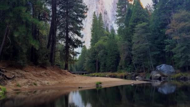 Vista Floresta Com Lago Montanha Parque Nacional Yosemite Sierra Nevada — Vídeo de Stock