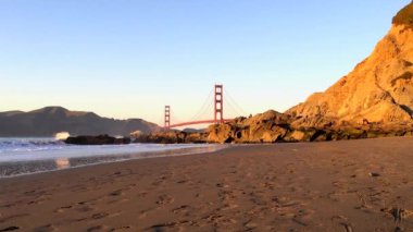 Golden Gate Köprüsü Baker Sahili 'nden gün batımında, San Francisco, Kaliforniya, ABD