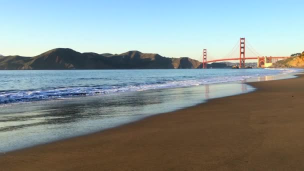 从旧金山贝克海滩看到的金门大桥 2018年 犹他州旧金山 — 图库视频影像