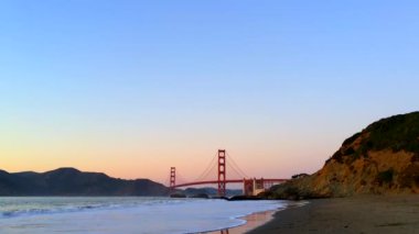Golden Gate Köprüsü Baker Sahili 'nden gün batımında, San Francisco, Kaliforniya, ABD