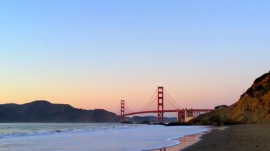 Golden Gate Köprüsü Baker Sahili 'nden gün batımında, San Francisco, Kaliforniya, ABD