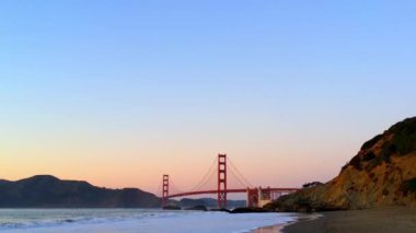 Golden Gate Köprüsü Baker Sahili 'nden gün batımında, San Francisco, Kaliforniya, ABD