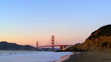 Golden Gate Köprüsü Baker Sahili 'nden gün batımında, San Francisco, Kaliforniya, ABD