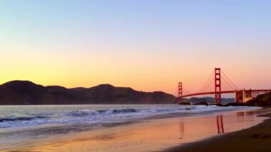 Golden Gate Köprüsü Baker Sahili 'nden gün batımında, San Francisco, Kaliforniya, ABD