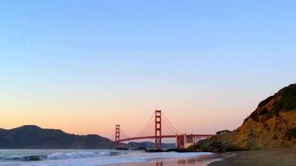 米国カリフォルニア州サンフランシスコの日没時にベイカービーチから見たゴールデンゲートブリッジ — ストック動画
