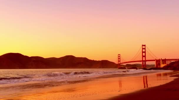 カリフォルニア州サンフランシスコのベイカービーチから見たゴールデンゲートブリッジ — ストック動画