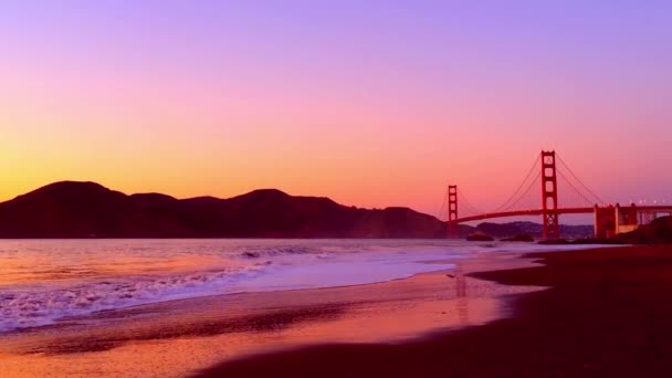 从美国加利福尼亚州旧金山贝克海滩看到的金门大桥 — 图库视频影像