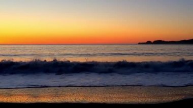 Pasifik Okyanusu üzerinde gün batımı San Francisco, California, Usa 'da Baker Sahili' nden görüldüğü gibi.