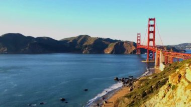 Golden Gate Köprüsü Baker Sahili 'nden gün batımında, San Francisco, Kaliforniya, ABD 
