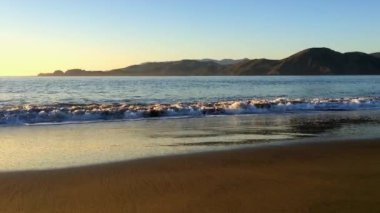 Golden Gate Köprüsü Baker Sahili 'nden gün batımında, San Francisco, Kaliforniya, ABD 