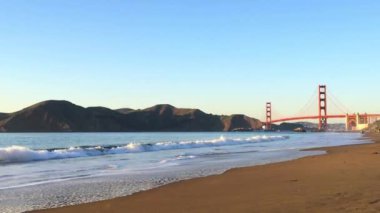 Golden Gate Köprüsü Baker Sahili 'nden gün batımında, San Francisco, Kaliforniya, ABD 