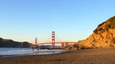 Golden Gate Köprüsü Baker Sahili 'nden gün batımında, San Francisco, Kaliforniya, ABD 