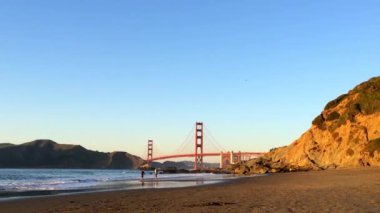 Golden Gate Köprüsü Baker Sahili 'nden gün batımında, San Francisco, Kaliforniya, ABD 