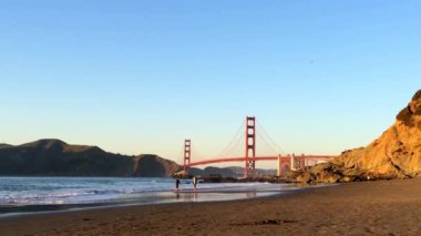 Golden Gate Köprüsü Baker Sahili 'nden gün batımında, San Francisco, Kaliforniya, ABD 