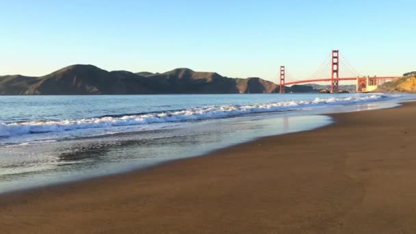 2015年在加州旧金山贝克海滩看到的金门大桥 — 图库视频影像