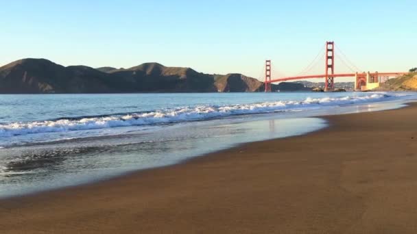 2015年在加州旧金山贝克海滩看到的金门大桥 — 图库视频影像