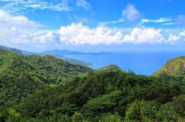 Güzel tropik cennet adası, Seyşeller. Başkenti Victoria olan 115 kişilik ada anakaranın 1500 kilometre doğusunda yer almaktadır..