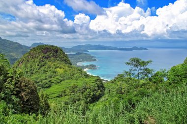 Güzel tropik cennet adası, Seyşeller. Başkenti Victoria olan 115 kişilik ada anakaranın 1500 kilometre doğusunda yer almaktadır..