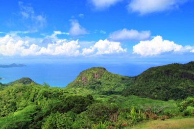 Güzel tropik cennet adası, Seyşeller. Başkenti Victoria olan 115 kişilik ada anakaranın 1500 kilometre doğusunda yer almaktadır..