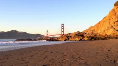 Golden Gate Köprüsü Baker Sahili 'nden gün batımında, San Francisco, Kaliforniya, ABD 