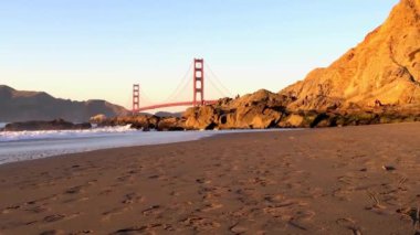 Golden Gate Köprüsü Baker Sahili 'nden gün batımında, San Francisco, Kaliforniya, ABD 