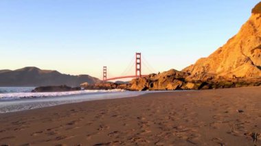 Golden Gate Köprüsü Baker Sahili 'nden gün batımında, San Francisco, Kaliforniya, ABD 