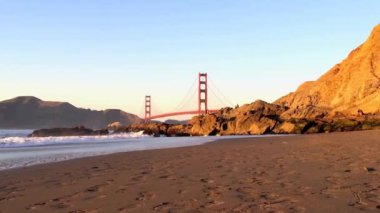 Golden Gate Köprüsü Baker Sahili 'nden gün batımında, San Francisco, Kaliforniya, ABD 
