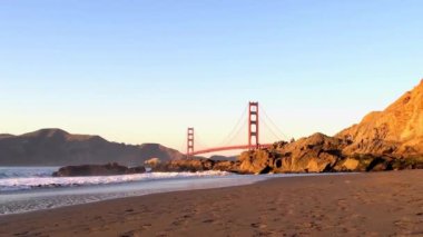 Golden Gate Köprüsü Baker Sahili 'nden gün batımında, San Francisco, Kaliforniya, ABD 