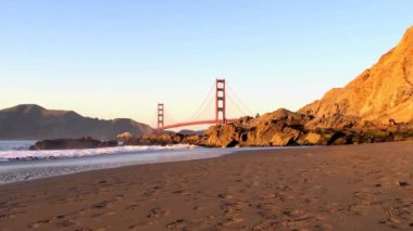 Golden Gate Köprüsü Baker Sahili 'nden gün batımında, San Francisco, Kaliforniya, ABD 
