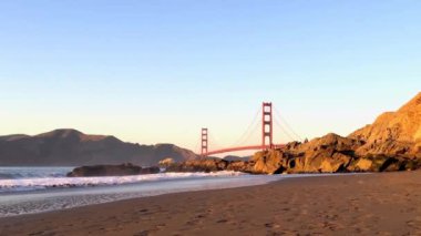 Golden Gate Köprüsü Baker Sahili 'nden gün batımında, San Francisco, Kaliforniya, ABD 