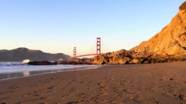 Golden Gate Köprüsü Baker Sahili 'nden gün batımında, San Francisco, Kaliforniya, ABD 