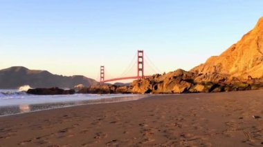 Golden Gate Köprüsü Baker Sahili 'nden gün batımında, San Francisco, Kaliforniya, ABD 