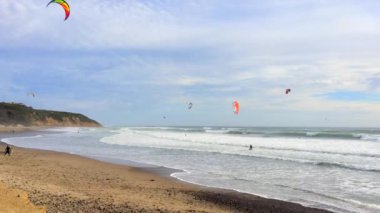 Big Basin State Beach, California - 28 Şubat 2016: Kaliforniya 'daki Big Basin State Beach' te uçurtma sörfçüleri 