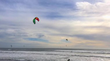 Big Basin State Beach, California - 28 Şubat 2016: Kaliforniya 'daki Big Basin State Beach' te uçurtma sörfçüleri 