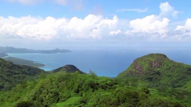 Güzel tropik cennet adası, Seyşeller. Başkenti Victoria olan 115 kişilik ada anakaranın 1500 kilometre doğusunda yer almaktadır..