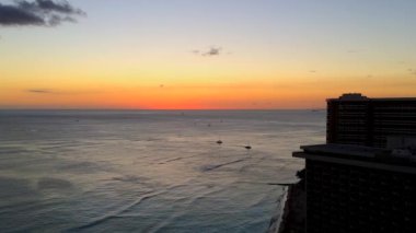 Pasifik Okyanusu 'nun Hawaii yakınlarındaki muhteşem günbatımı manzarası 