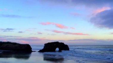 Gün batımında Doğal Köprüler Eyalet Sahili, Santa Cruz California, ABD