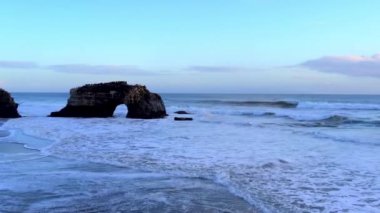 Gün batımında Doğal Köprüler Eyalet Sahili, Santa Cruz California, ABD