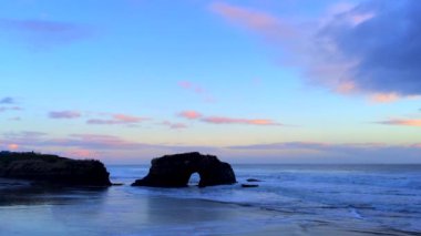 Gün batımında Doğal Köprüler Eyalet Sahili, Santa Cruz California, ABD