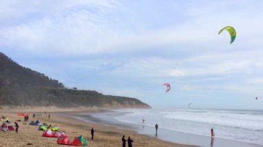 Big Basin State Beach, California - 28 Şubat 2016: Kaliforniya 'daki Big Basin State Beach' te uçurtma sörfçüleri 