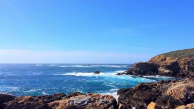 Doğal Rezerv Noktası Lobos, Kaliforniya 'da kayalara vuran dalgaların muhteşem görüntüleri.