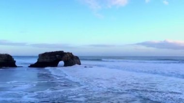 Gün batımında Doğal Köprüler Eyalet Sahili, Santa Cruz California, ABD