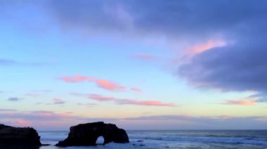 Gün batımında Doğal Köprüler Eyalet Sahili, Santa Cruz California, ABD