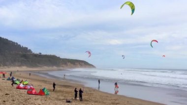 Big Basin State Beach, California - 28 Şubat 2016: Kaliforniya 'daki Big Basin State Beach' te uçurtma sörfçüleri 